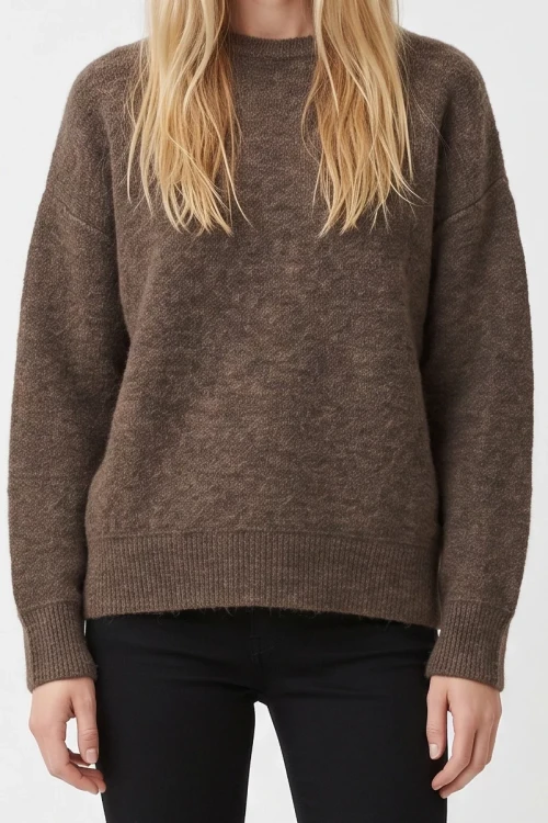 Primark-sweter-taupe-welna-welna-alpaka-modelka-glowne.webp