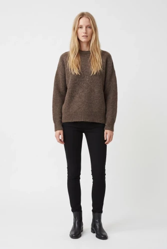 Primark-sweter-taupe-welna-welna-alpaka-modelka-przod.webp