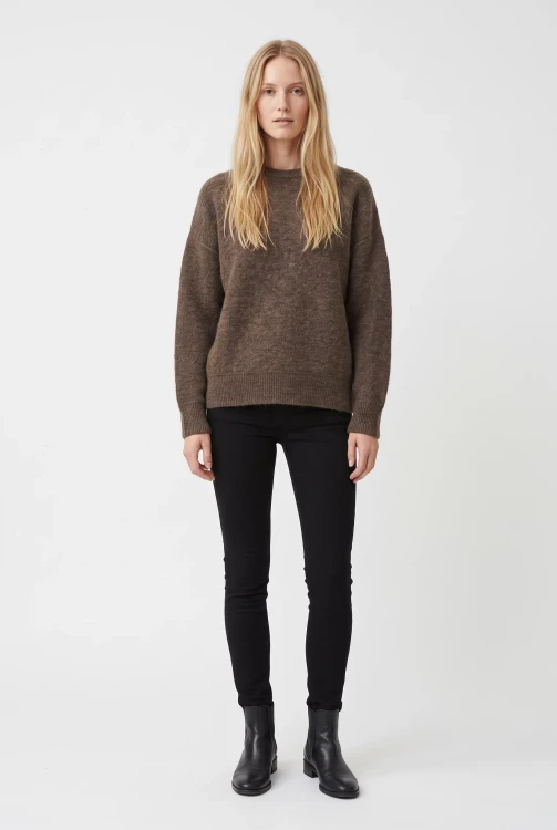 Primark-sweter-taupe-welna-welna-alpaka-modelka-przod.webp