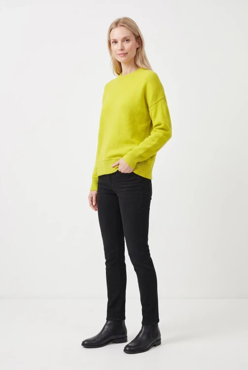 Primark-sweter-limonkowy-welna-welna-alpaka-modelka-bok.webp