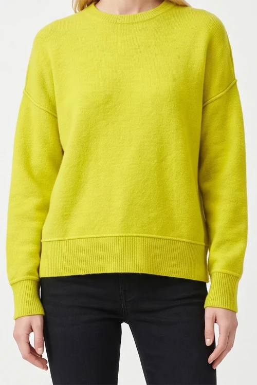 Primark-sweter-limonkowy-welna-welna-alpaka-modelka-glowne.webp