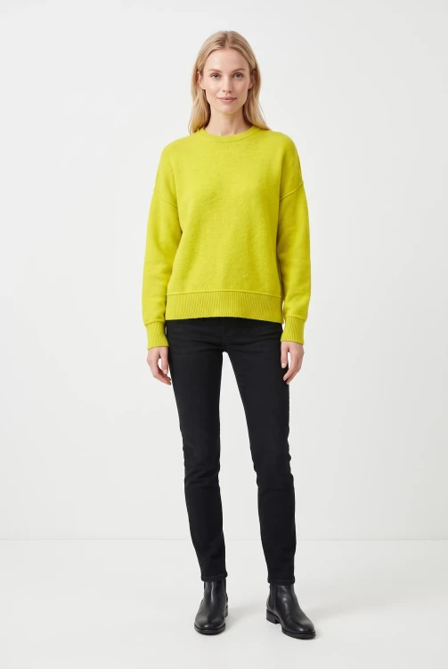 Primark-sweter-limonkowy-welna-welna-alpaka-modelka-przod.webp