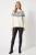 F&F-bialy-skandynawski-damski-sweter-modelka-przod.webp
