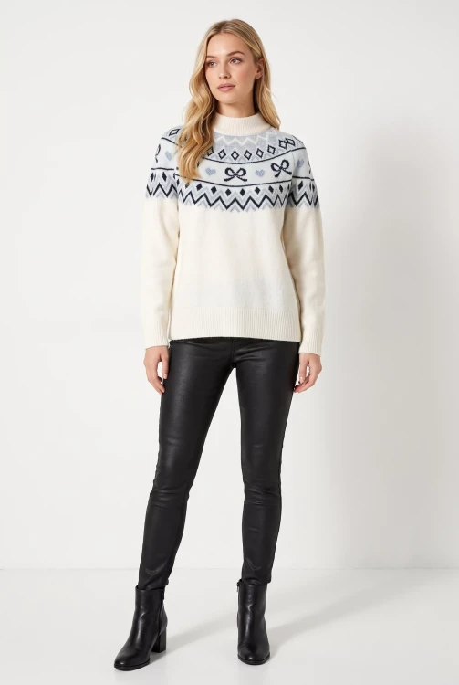 F&F-bialy-skandynawski-damski-sweter-modelka-przod.webp