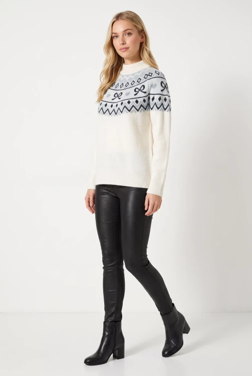 F&F-bialy-skandynawski-damski-sweter-modelka-przod2.webp