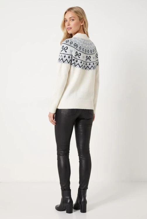 F&F-bialy-skandynawski-damski-sweter-modelka-tyl.webp