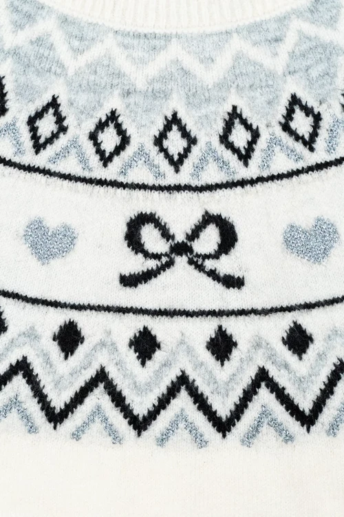 F&F-bialy-skandynawski-damski-sweter-zblizenie.webp