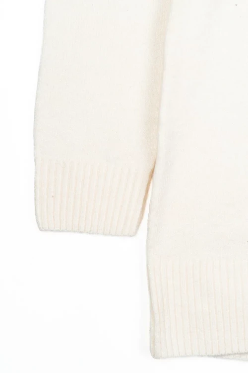 F&F-bialy-skandynawski-damski-sweter-zblizenie3.webp