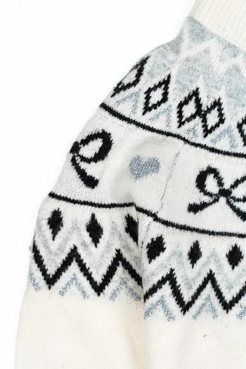 F&F-bialy-skandynawski-damski-sweter-zblizenie4.webp