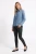 Mango-jeansowa-damska-koszula-modelka-bok.webp