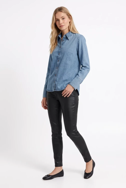 Mango-jeansowa-damska-koszula-modelka-bok.webp