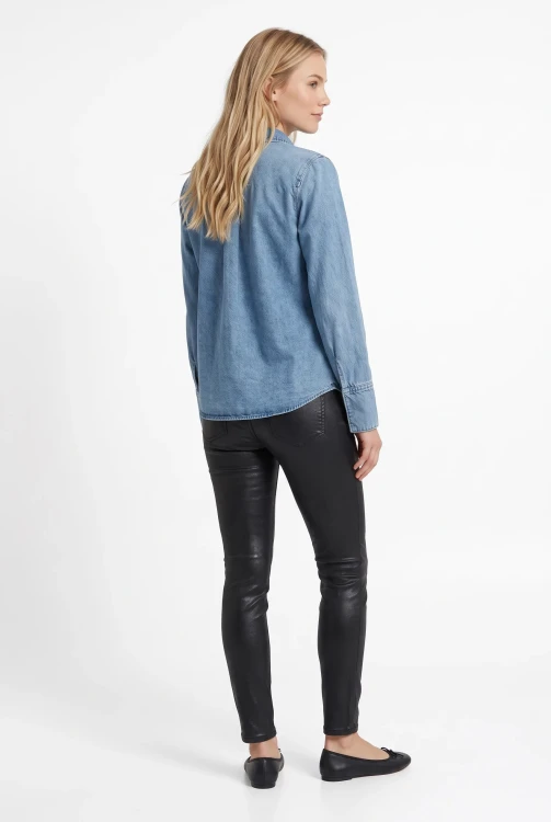 Mango-jeansowa-damska-koszula-modelka-tyl.webp