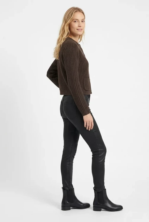 Tu-kasztanowy-sweter-kardigan-modelka-bok.webp