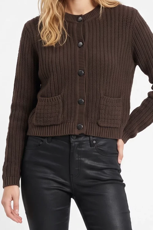 Tu-kasztanowy-sweter-kardigan-modelka-glowne.webp