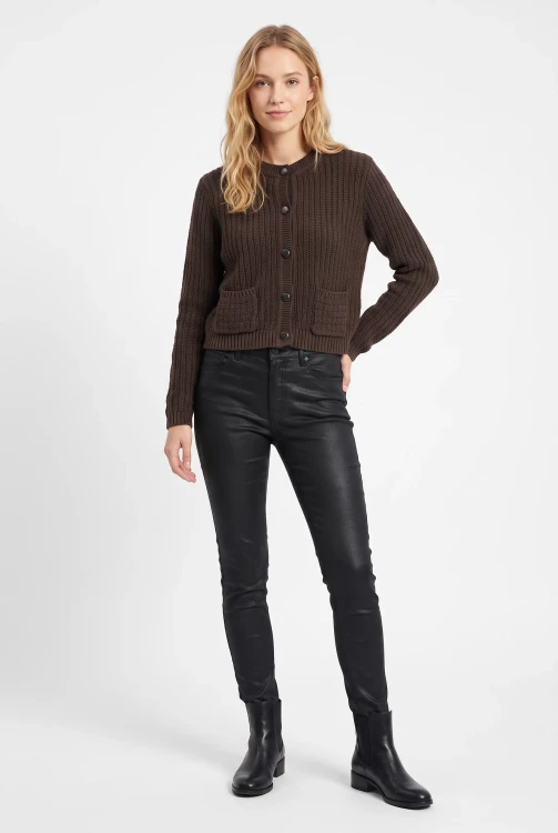 Tu-kasztanowy-sweter-kardigan-modelka-przod.webp
