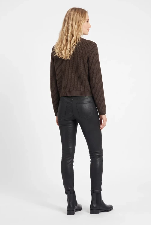 Tu-kasztanowy-sweter-kardigan-modelka-tyl.webp