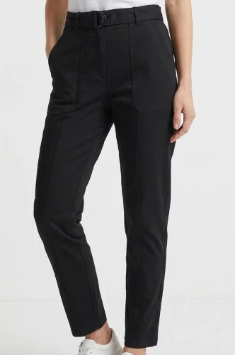 Dorothy-Perkins-czarne-spodnie-jeans-pasek-modelka-glowne.webp