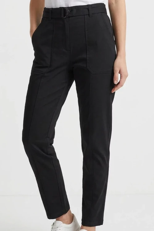 Dorothy-Perkins-czarne-spodnie-jeans-pasek-modelka-glowne.webp