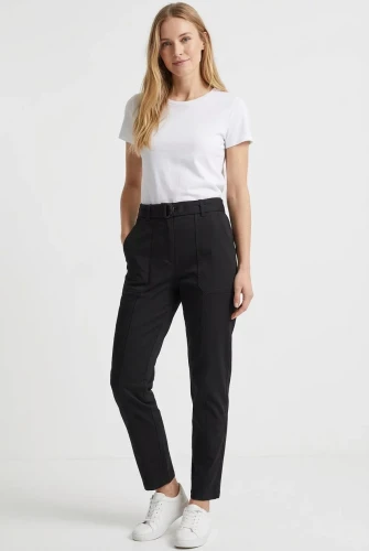 Dorothy-Perkins-czarne-spodnie-jeans-pasek-modelka-przod.webp