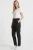 Dorothy-Perkins-czarne-spodnie-jeans-pasek-modelka-przod2.webp