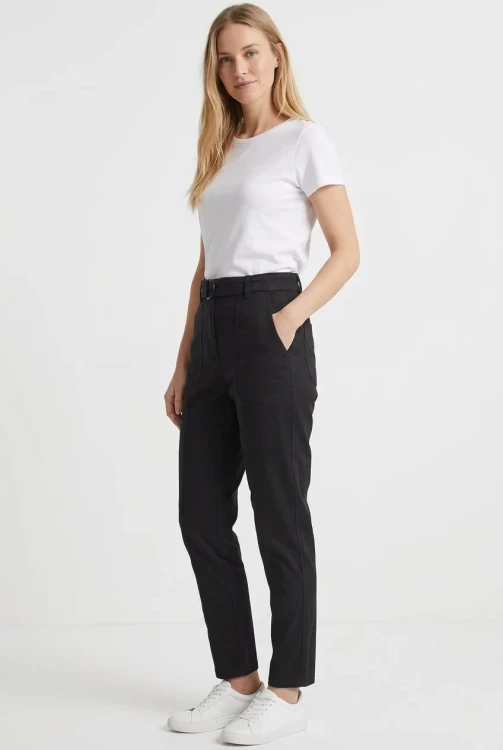 Dorothy-Perkins-czarne-spodnie-jeans-pasek-modelka-przod2.webp