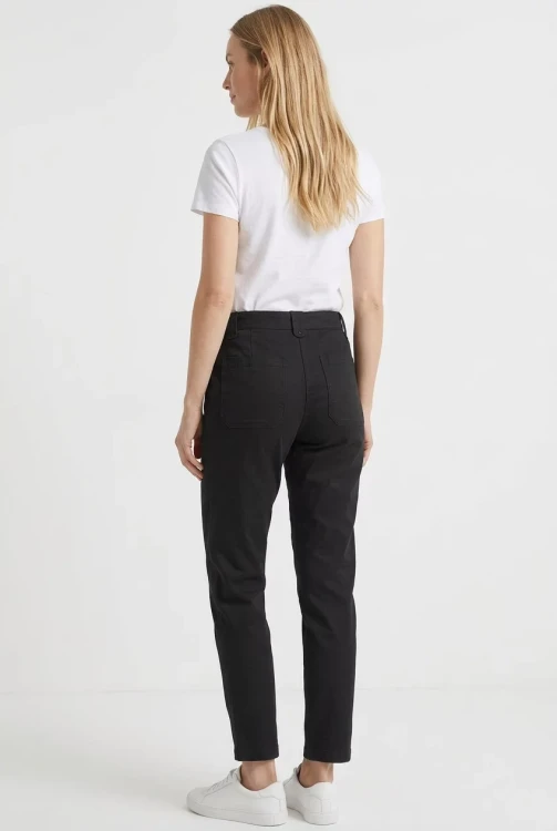Dorothy-Perkins-czarne-spodnie-jeans-pasek-modelka-tyl.webp