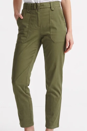 Dorothy-Perkins-oliwkowe-spodnie-jeans-pasek-modelka-glowne.webp