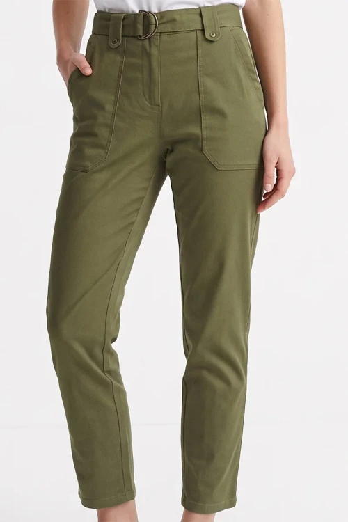 Dorothy-Perkins-oliwkowe-spodnie-jeans-pasek-modelka-glowne.webp