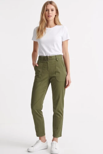 Dorothy-Perkins-oliwkowe-spodnie-jeans-pasek-modelka-przod.webp