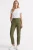 Dorothy-Perkins-oliwkowe-spodnie-jeans-pasek-modelka-przod.webp
