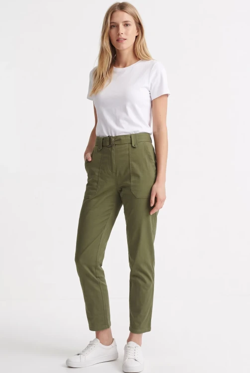 Dorothy-Perkins-oliwkowe-spodnie-jeans-pasek-modelka-przod2.webp