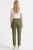 Dorothy-Perkins-oliwkowe-spodnie-jeans-pasek-modelka-tyl.webp