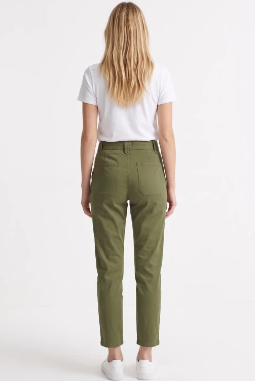 Dorothy-Perkins-oliwkowe-spodnie-jeans-pasek-modelka-tyl.webp