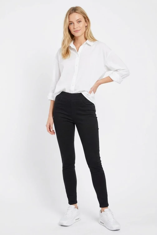 George-czarne-spodnie-jeans-jegginsy-modelka-przod.webp