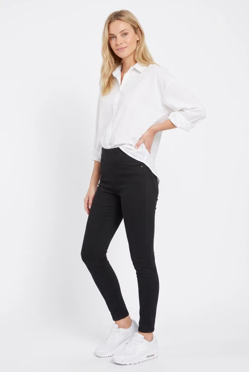 George-czarne-spodnie-jeans-jegginsy-modelka-przod2.webp