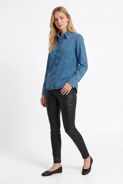Mango-ciemna-jeansowa-damska-koszula-modelka-przod3.webp