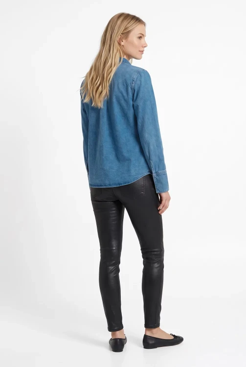 Mango-ciemna-jeansowa-damska-koszula-modelka-tyl.webp
