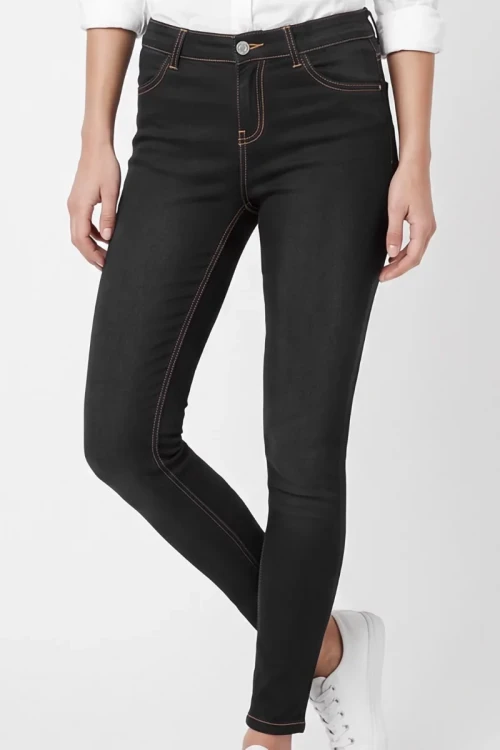 Mango-czarne-spodnie-super-skinny-modelka-glowne.webp