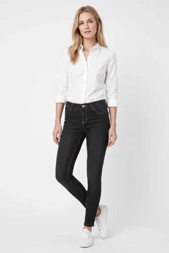 Mango-czarne-spodnie-super-skinny-modelka-przod.webp