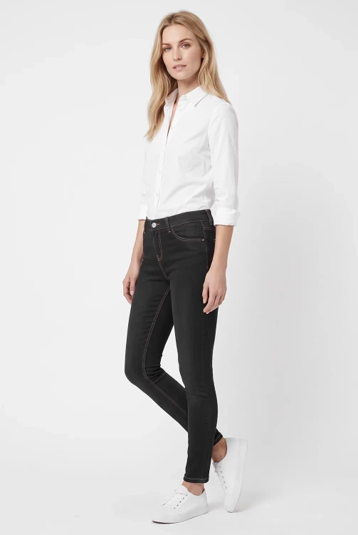 Mango-czarne-spodnie-super-skinny-modelka-przod2.webp