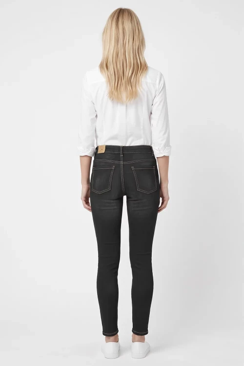 Mango-czarne-spodnie-super-skinny-modelka-tyl.webp