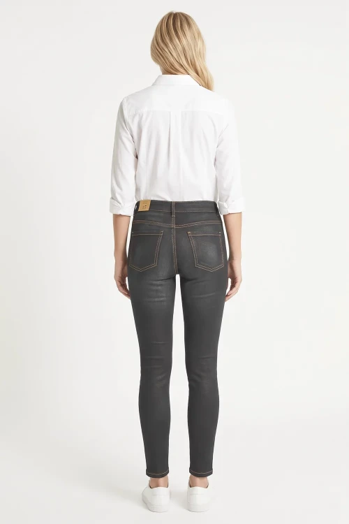 Mango-grafitowe-spodnie-super-skinny-modelka-tyl.webp