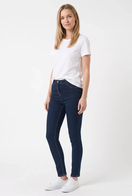 Papaya-Kimmy-spodnie-granatowe-jeansy-modelka-przod2.webp