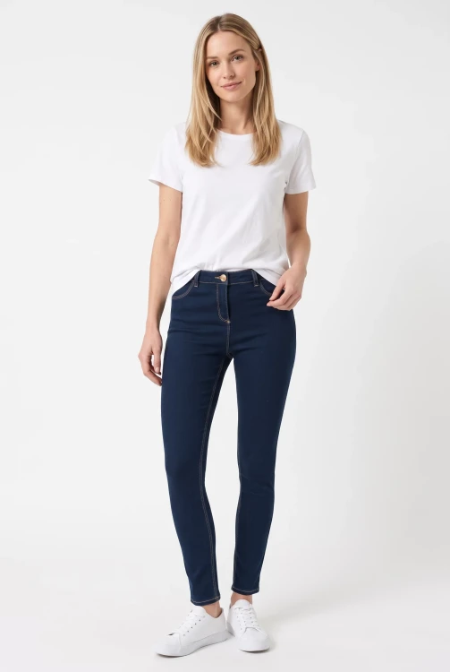 Papaya-Kimmy-spodnie-granatowe-jeansy-modelka-przod.webp