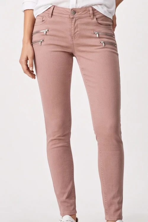 Primark-spodnie-pudrowy-roz-jeansy-zamki-modelka-glowne.webp