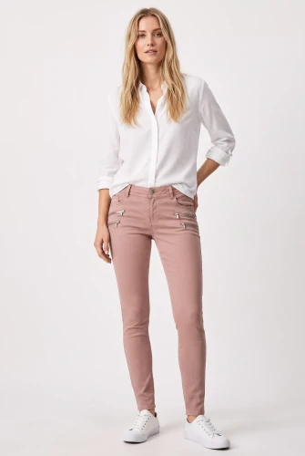 Primark-spodnie-pudrowy-roz-jeansy-zamki-modelka-przod.webp