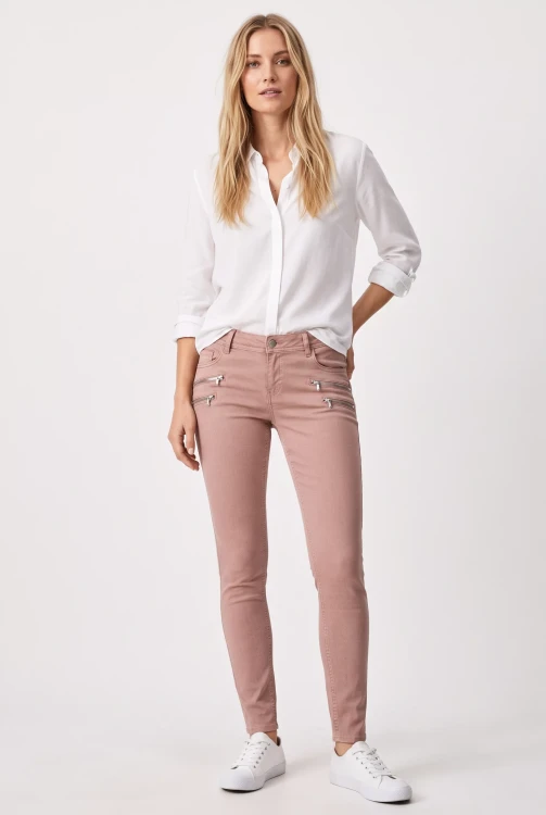 Primark-spodnie-pudrowy-roz-jeansy-zamki-modelka-przod.webp