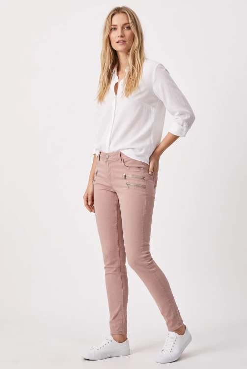 Primark-spodnie-pudrowy-roz-jeansy-zamki-modelka-przod2.webp