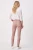 Primark-spodnie-pudrowy-roz-jeansy-zamki-modelka-tyl.webp