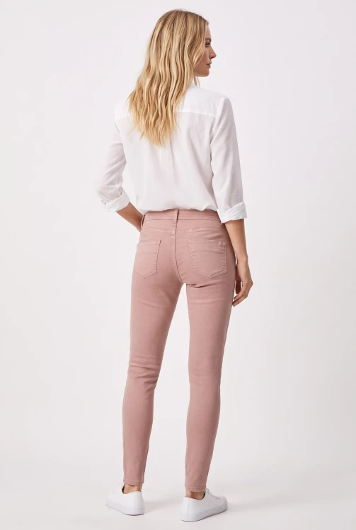 Primark-spodnie-pudrowy-roz-jeansy-zamki-modelka-tyl.webp